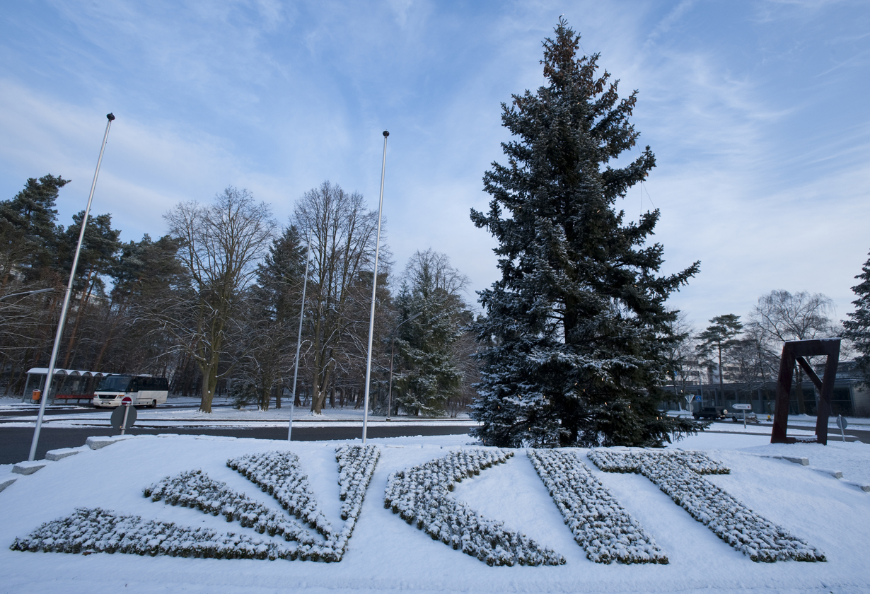 Verschneites KIT-Logo am Campus Nord